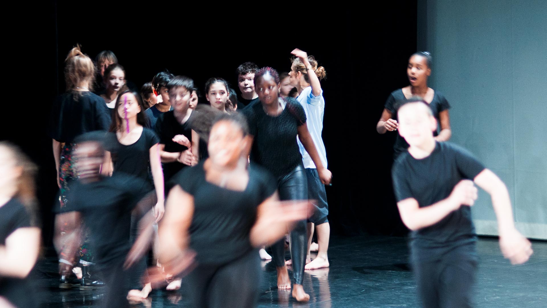 Schüler auf der großen Bühne im Tanzhaus NRW