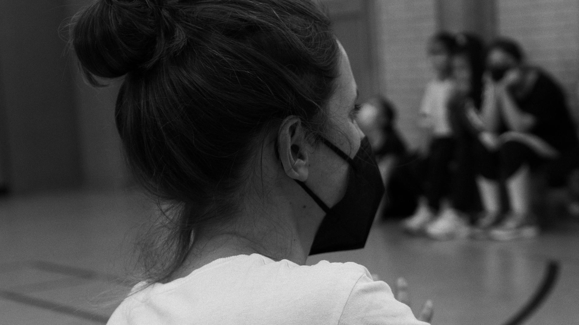 Annika Wolf spricht mit Kindern eines Kindergartens in Düsseldorf zum Tanz