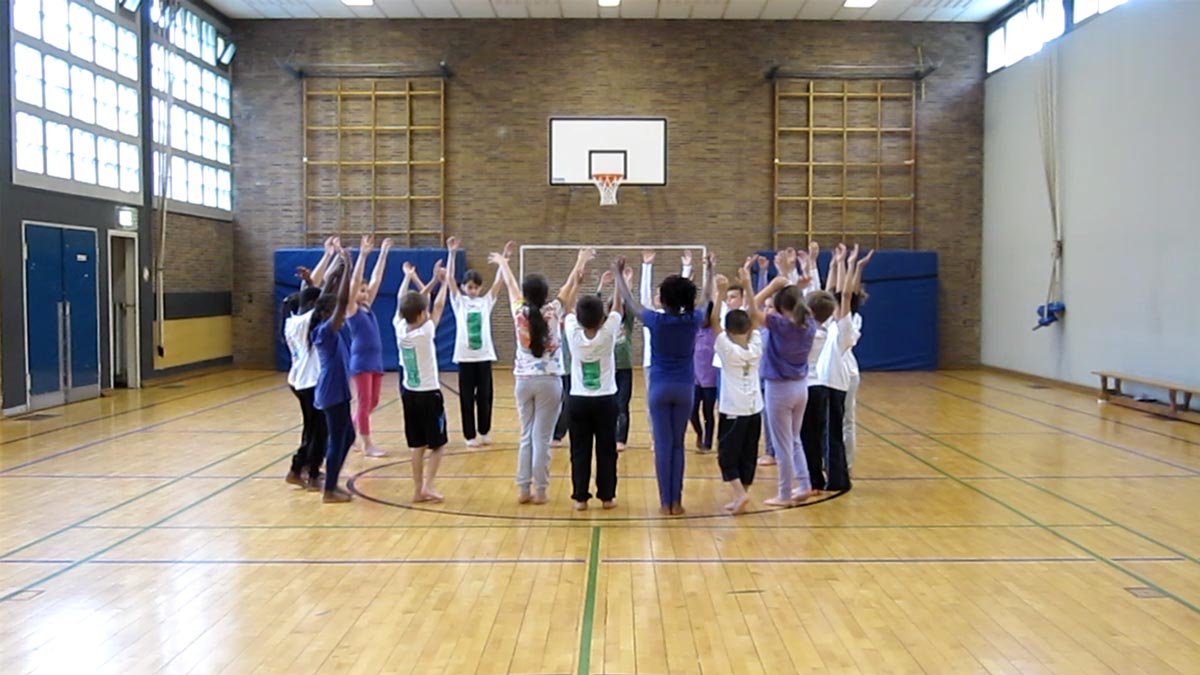 Schüler eines Tanzprojektes "Tanz in Schulen" übt in einer Turnhalle